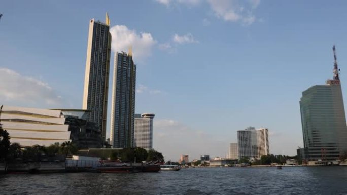 泰国曼谷。2022年12月29日。文华东方酒店的住宅。从船上可以看到摩天大楼。