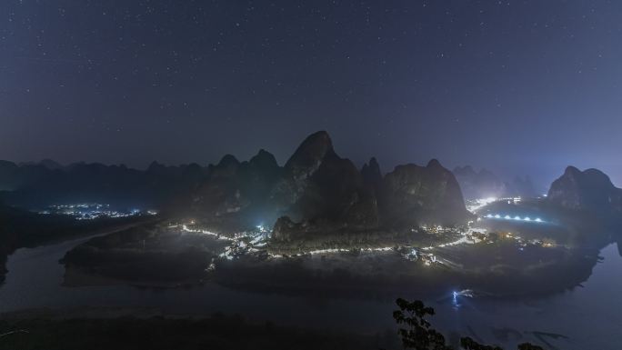 夜晚桂林漓江峡谷上的星空银河