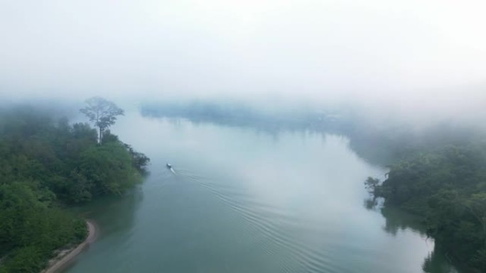 雾中日出时湄公河宁静景象的鸟瞰图