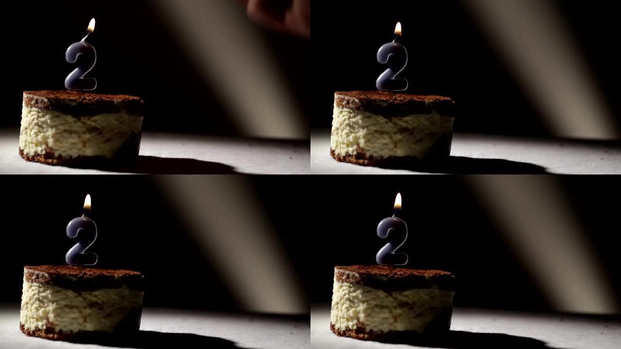 提拉米苏蛋糕里的蜡烛二。