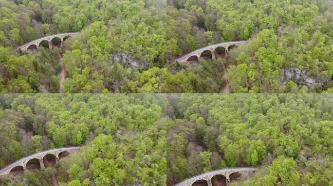 空中推动上升飞越桥梁。森林里高架桥边的桥。