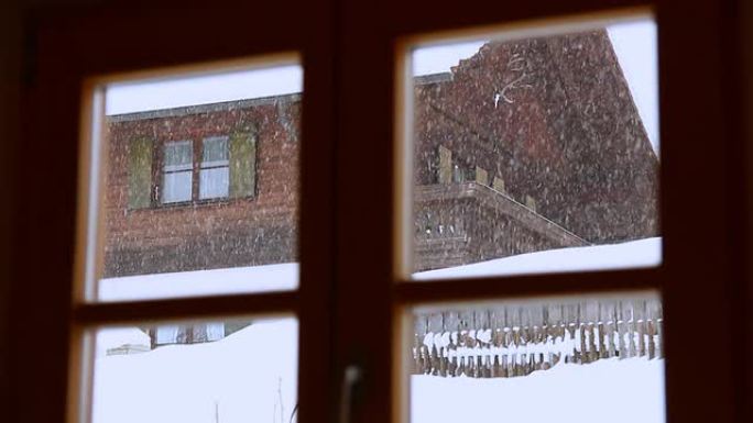 窗户后面的降雪