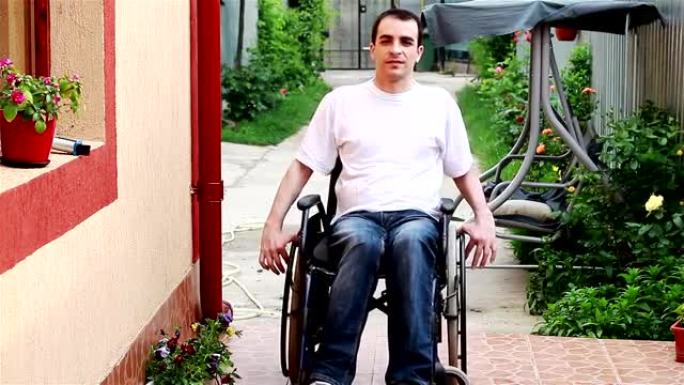 院子里坐轮椅的年轻人
