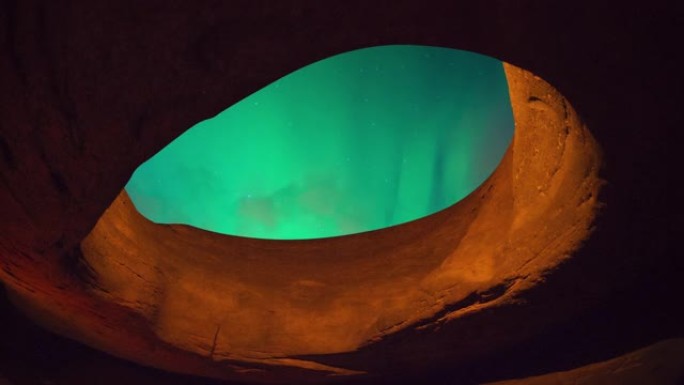 洞壁洞口处的极光 (北极光)。