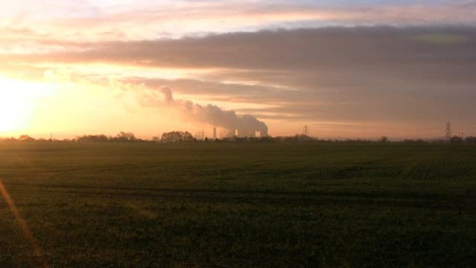 日出灯提琴手在英国的渡轮燃煤发电站。