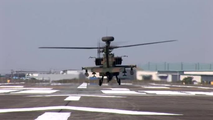 AH64反坦克直升机起飞。