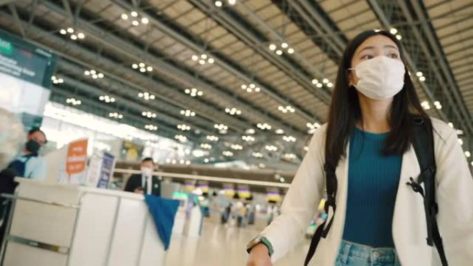 亚洲妇女独自在机场候机室旅行。