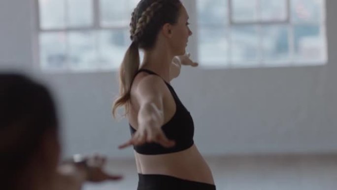 瑜伽课怀孕的白人妇女锻炼健康的生活方式练习战士在日出时享受工作室的集体体能锻炼