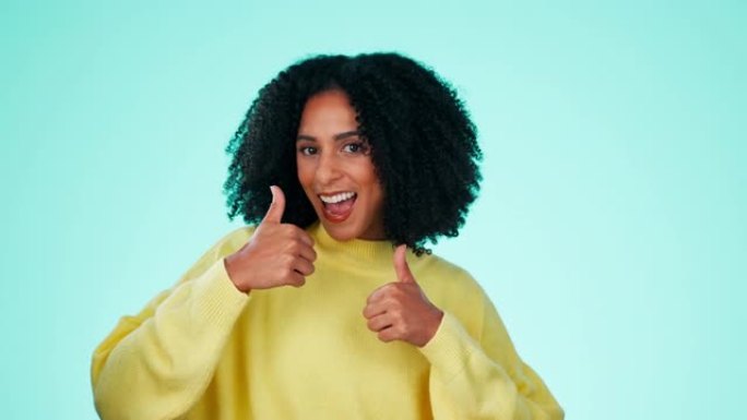 竖起大拇指，微笑和蓝色背景上的黑人妇女的脸，以获得成功，庆祝和胜利。快乐，漫画表情符号和工作室中女孩