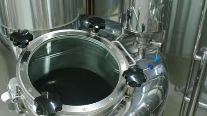 精酿啤酒厂储存在接收桶中的啤酒麦芽汁