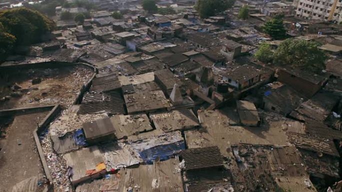 俯瞰孟买的贫民区。
