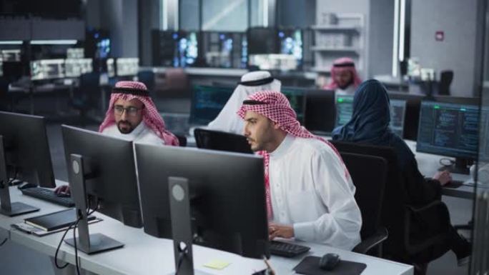 年轻的阿拉伯专家团队在计算机上工作，并在工作场所进行对话。两名男性软件开发人员讨论了其生成式人工智能