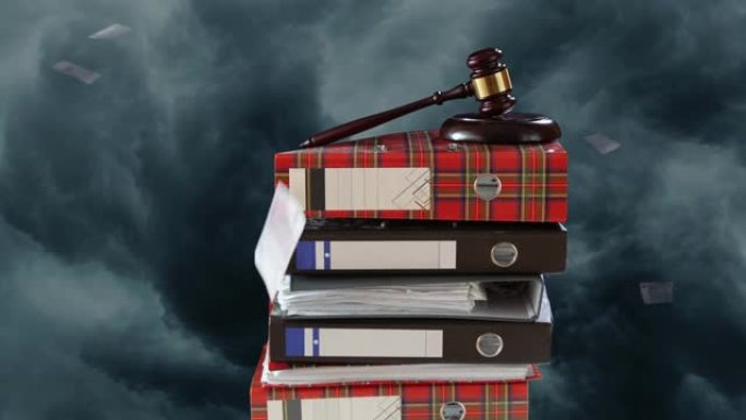 在雷雨云的背景下，一堆夹着法官木槌的文件夹