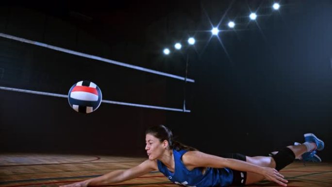 穿着蓝色球衣跳水救球的SLO MO LD女子排球运动员