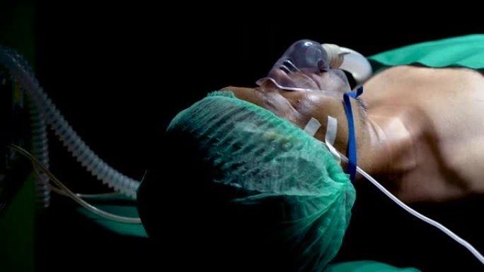 4K，卧床不起的抽搐患者因抽搐而摇头，在脸上戴上氧气面罩，在手术中提供氧气，患者因全身麻醉而变得清醒