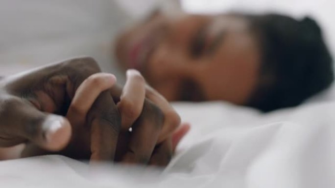 美丽的年轻混血女人躺在床上与男朋友手牵手享受浪漫关系4k