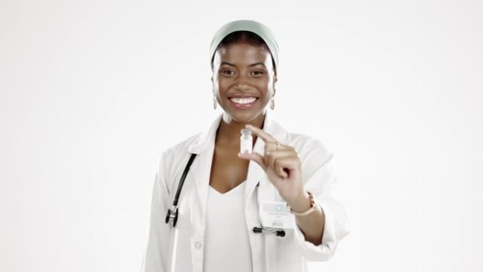 黑人妇女，医生和疫苗的肖像与微笑隔离在工作室的白色背景。医疗保健，医学和信任，医疗专业人士拿着瓶子，