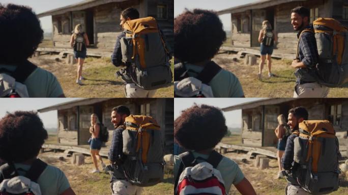 一群带背包的朋友一起在乡下徒步旅行的后视图 -- 慢动作拍摄