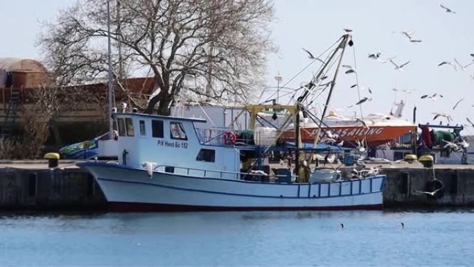 保加利亚老内塞巴尔镇沿岸的传统渔船