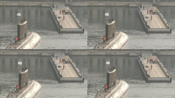 潜水艇接近码头