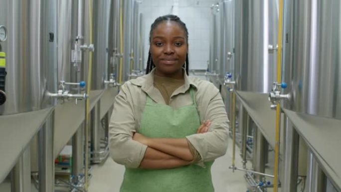 在啤酒厂工作的非洲裔美国女技术员的肖像