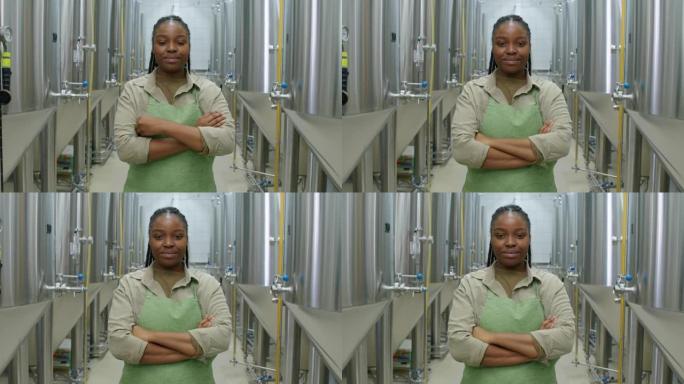 在啤酒厂工作的非洲裔美国女技术员的肖像
