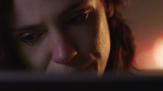 特写肖像不快乐的女人哭着看悲伤的电影用平板电脑看着屏幕在家喝酒经历分手