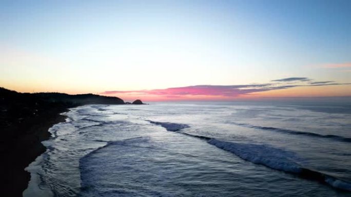 海岸线和太平洋冲浪的空中风景