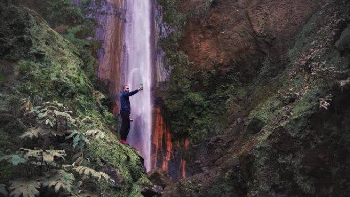 亚速尔群岛圣米格尔的瀑布。游客徒步旅行，小径和沿着河流到达瀑布的路线。