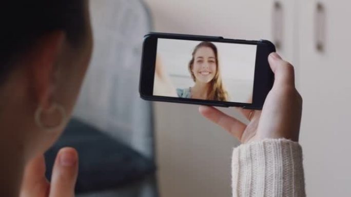 年轻女子用智能手机视频聊天暑假快乐朋友分享旅游体验假期快乐冒险与手机交流