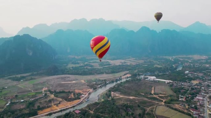 山谷上方红色热气球的鸟瞰图