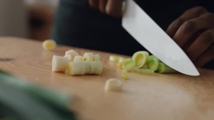近距离用刀切割葱，准备新鲜的自制餐食切碎蔬菜，用于在家中烹饪健康的有机生活方式4k镜头