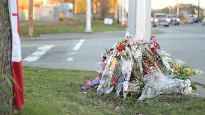 国旗和鲜花标志着警察的死亡