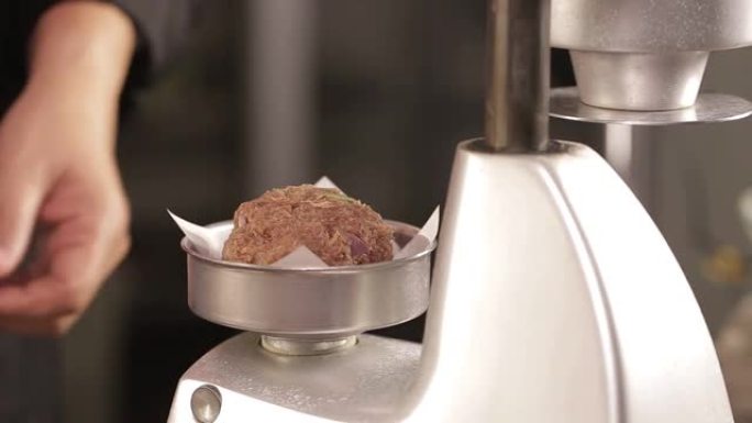 肉饼制作-将牛肉丸放入肉饼制作机-侧角2