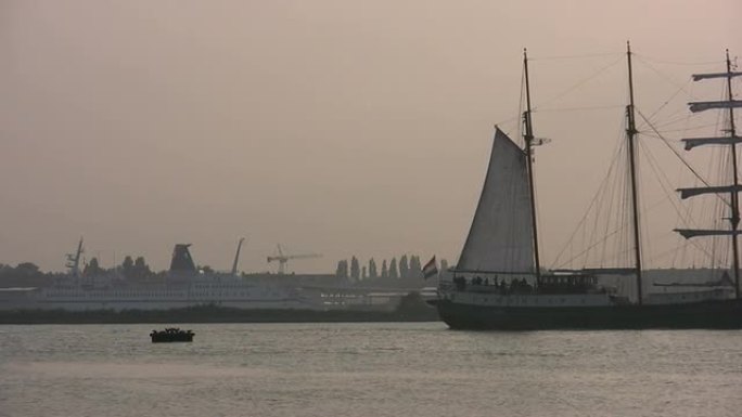 高-船穿过阿姆斯特丹港口
