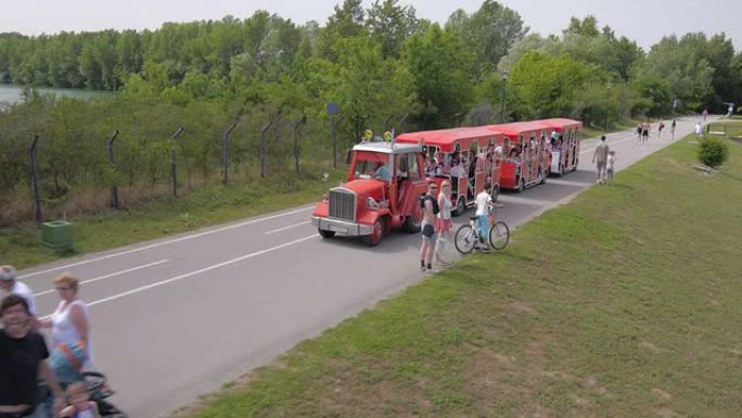 大自然中的娱乐旅游景区观光车行驶航拍跟随