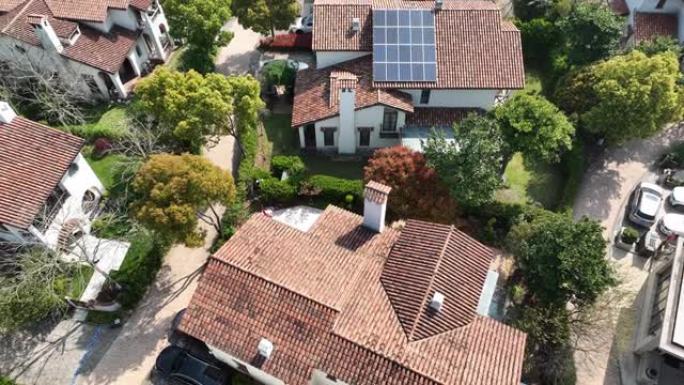 家庭屋顶上的实时/太阳能电池板