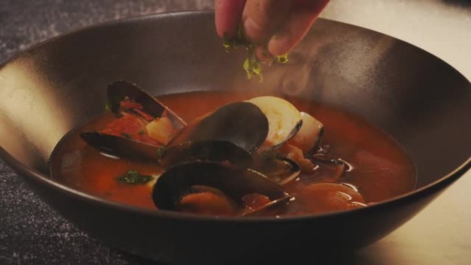 沸腾的美味鱼汤。拿一勺地中海鱼汤配贻贝、蛤蜊、对虾，