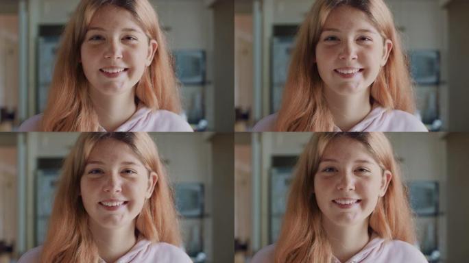 肖像美丽的红头少女在家里的厨房里带着雀斑微笑快乐享受无忧无虑的生活方式