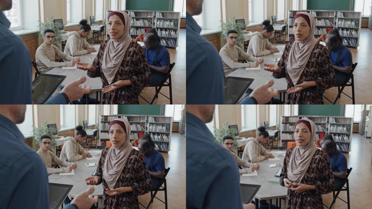 穆斯林学生与老师交谈