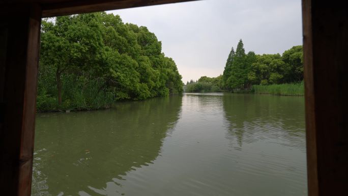 小船窗户外湿地风景