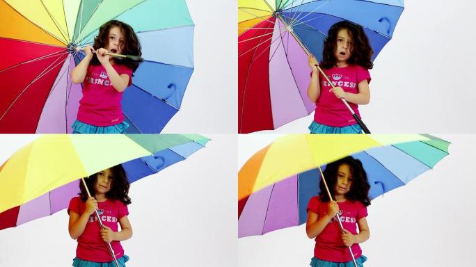 年轻女孩玩雨伞