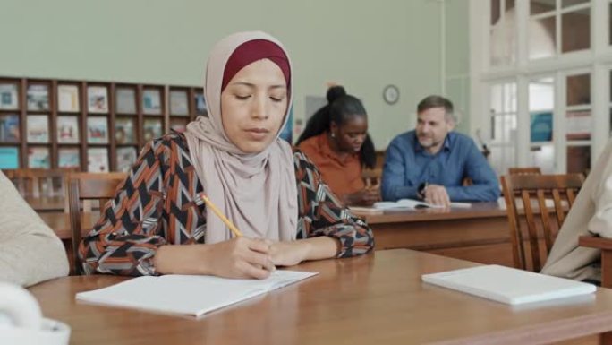 穆斯林妇女在文学课上写论文