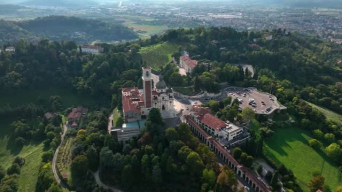 维琴察-2023年4月: 帕拉第奥别墅卡普拉的空中无人机视图。安德里亚·帕拉第奥构思的美丽古建筑。联