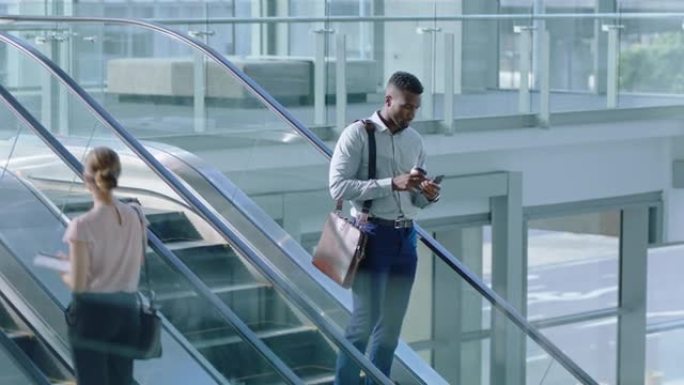 混血女商人在自动扶梯上使用智能手机下班匆忙发短信查看信息女高管开会迟到在公司办公室大厅4k镜头