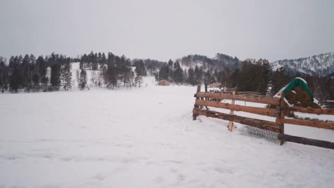 位于风景秀丽的白雪皑皑的农场的木栅栏