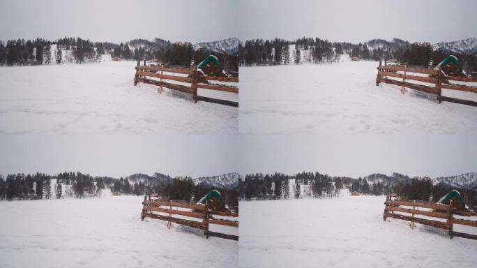 位于风景秀丽的白雪皑皑的农场的木栅栏