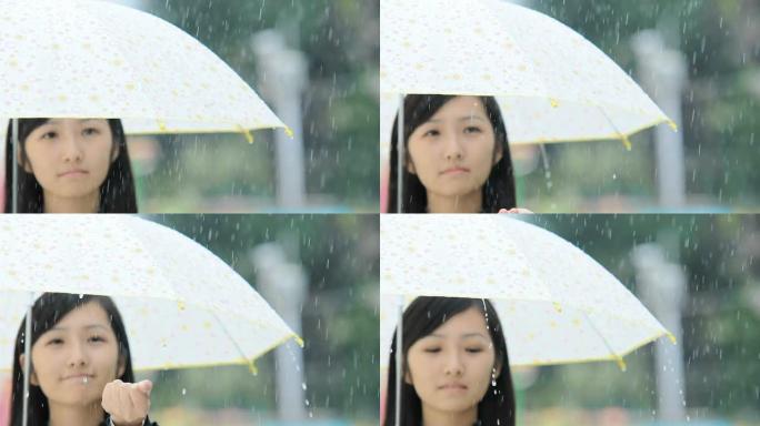 雨中悲伤的女孩