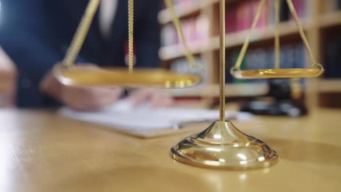 建议和正义理念，木槌在发声台上的特写，男法官在法庭的桌子上做案件报告