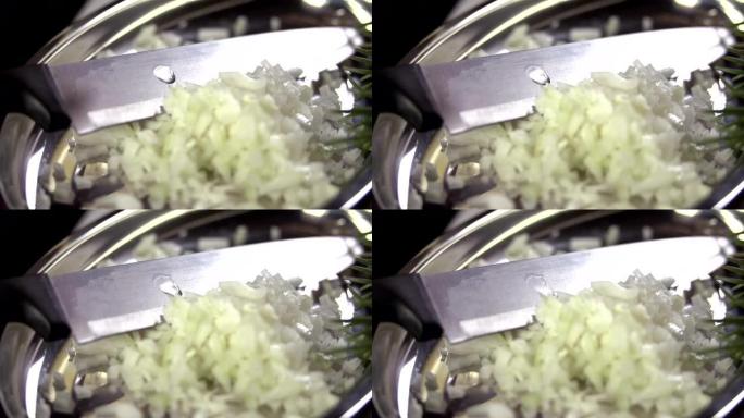 高清慢速: 在洋葱上切刀，同时加入一滴油。